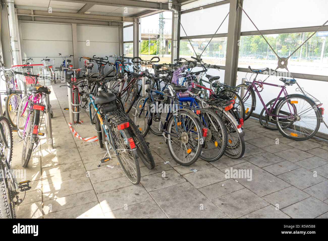 Garage à vélos à la gare Banque D'Images