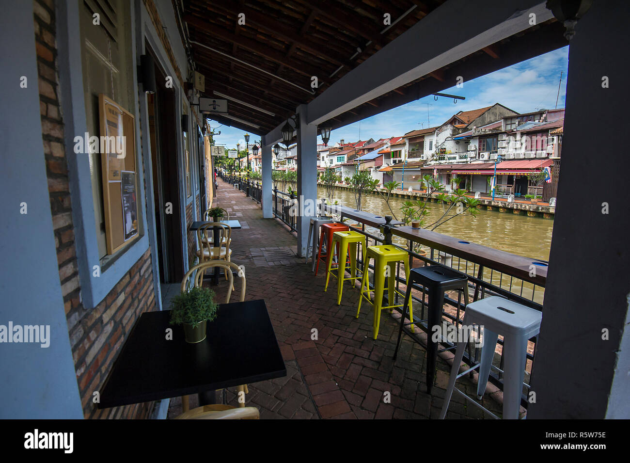 Des capacités et des maisons le long de la rivière Melaka Banque D'Images