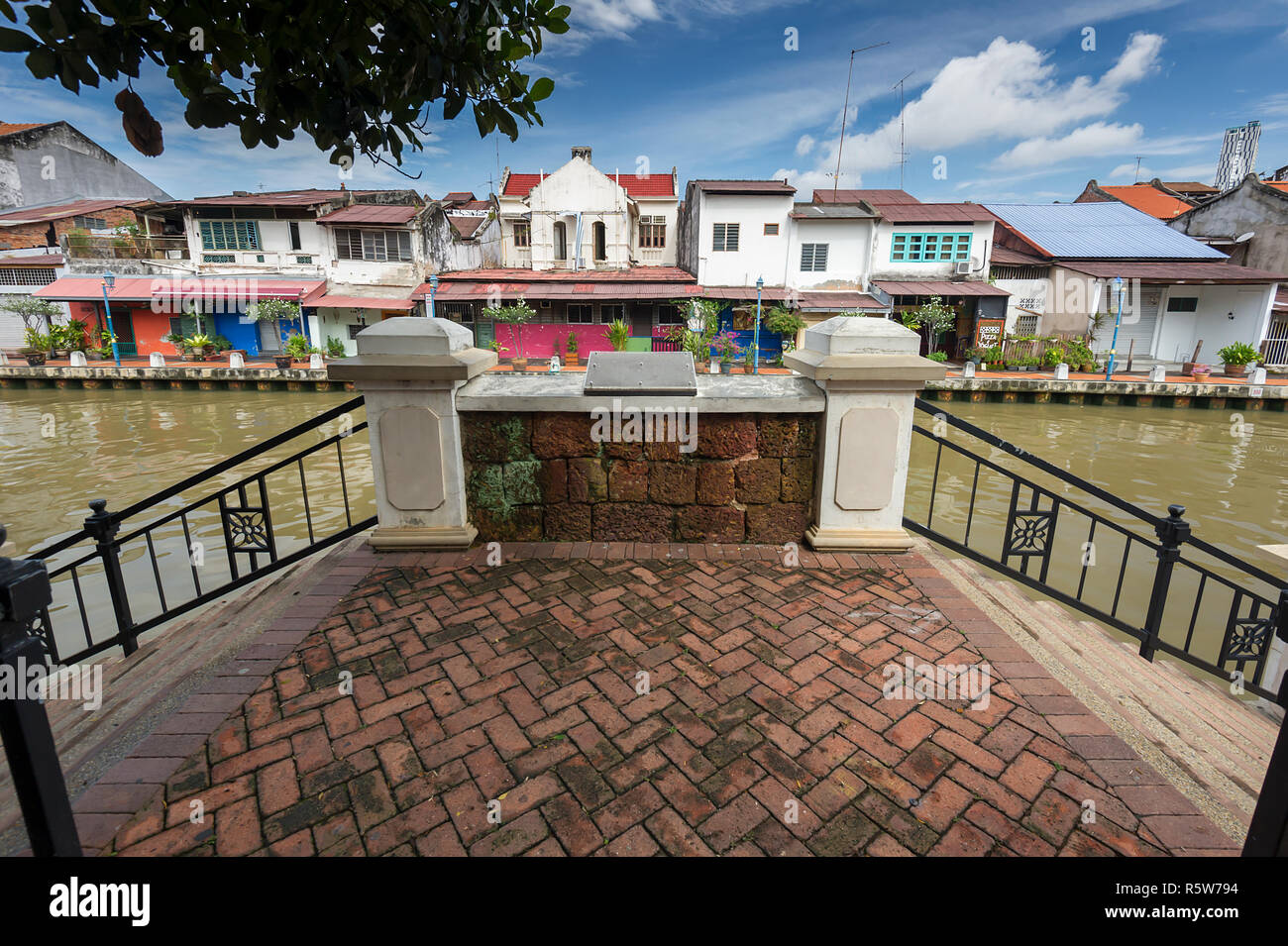 Des capacités et des maisons le long de la rivière Melaka Banque D'Images