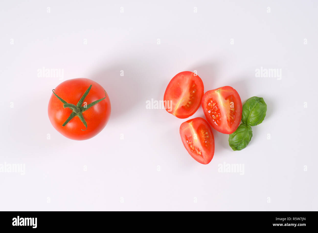 Tomates entières et tranchées Banque D'Images