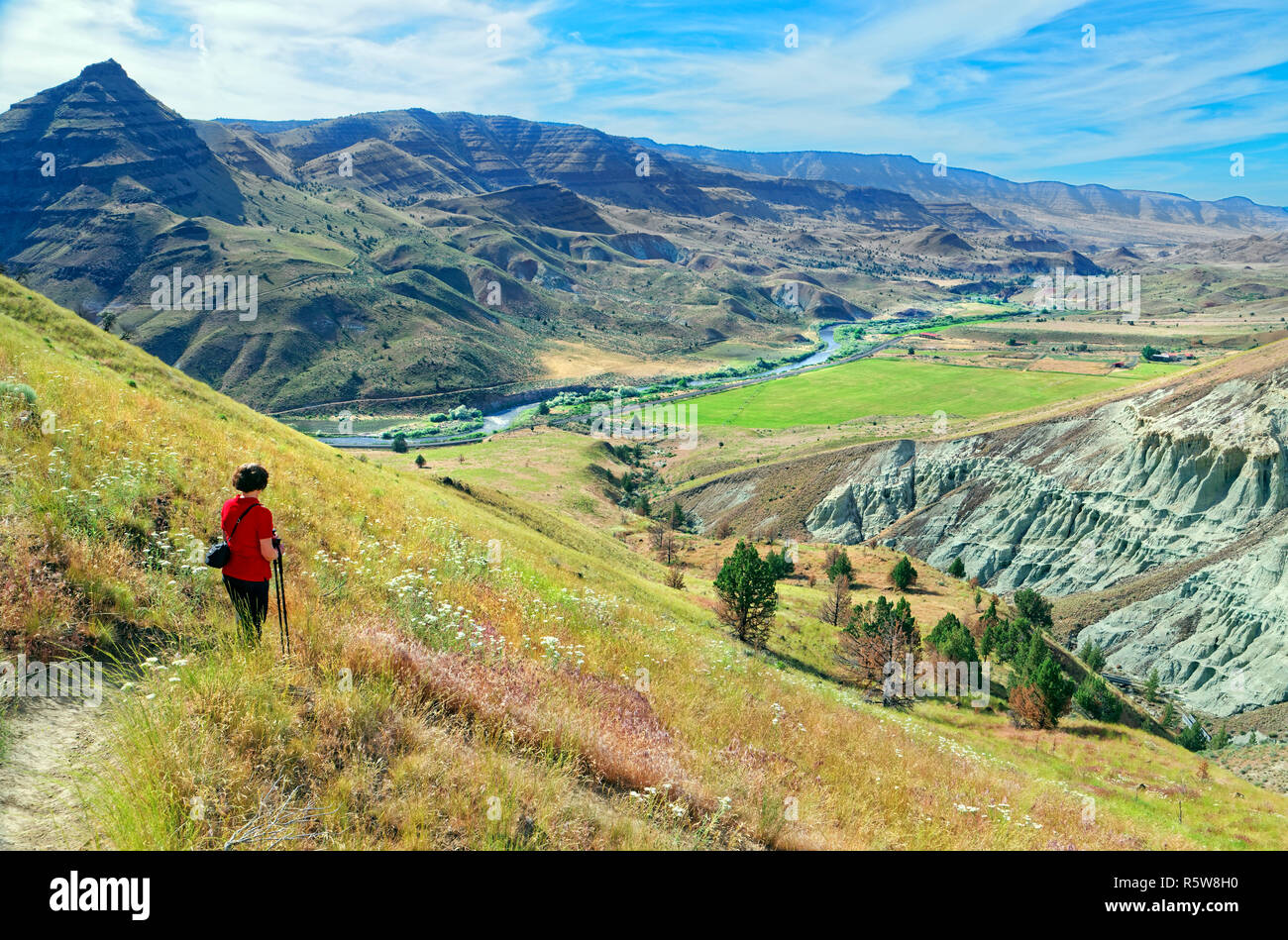 42 891,03391 randonnée femme high desert colline, Sentier du Bassin Bleu, la vallée de la rivière John Day, JD combustibles d'appoint Natl Lun, Sheep Creek, Oregon, Unité de oro Valley Banque D'Images