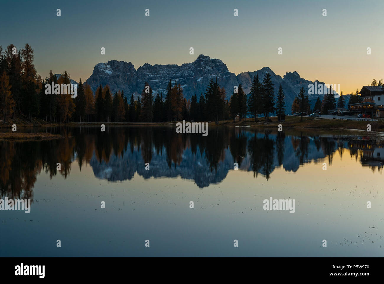 Antorno Lake at Sunset, Dolomites, Italie Banque D'Images