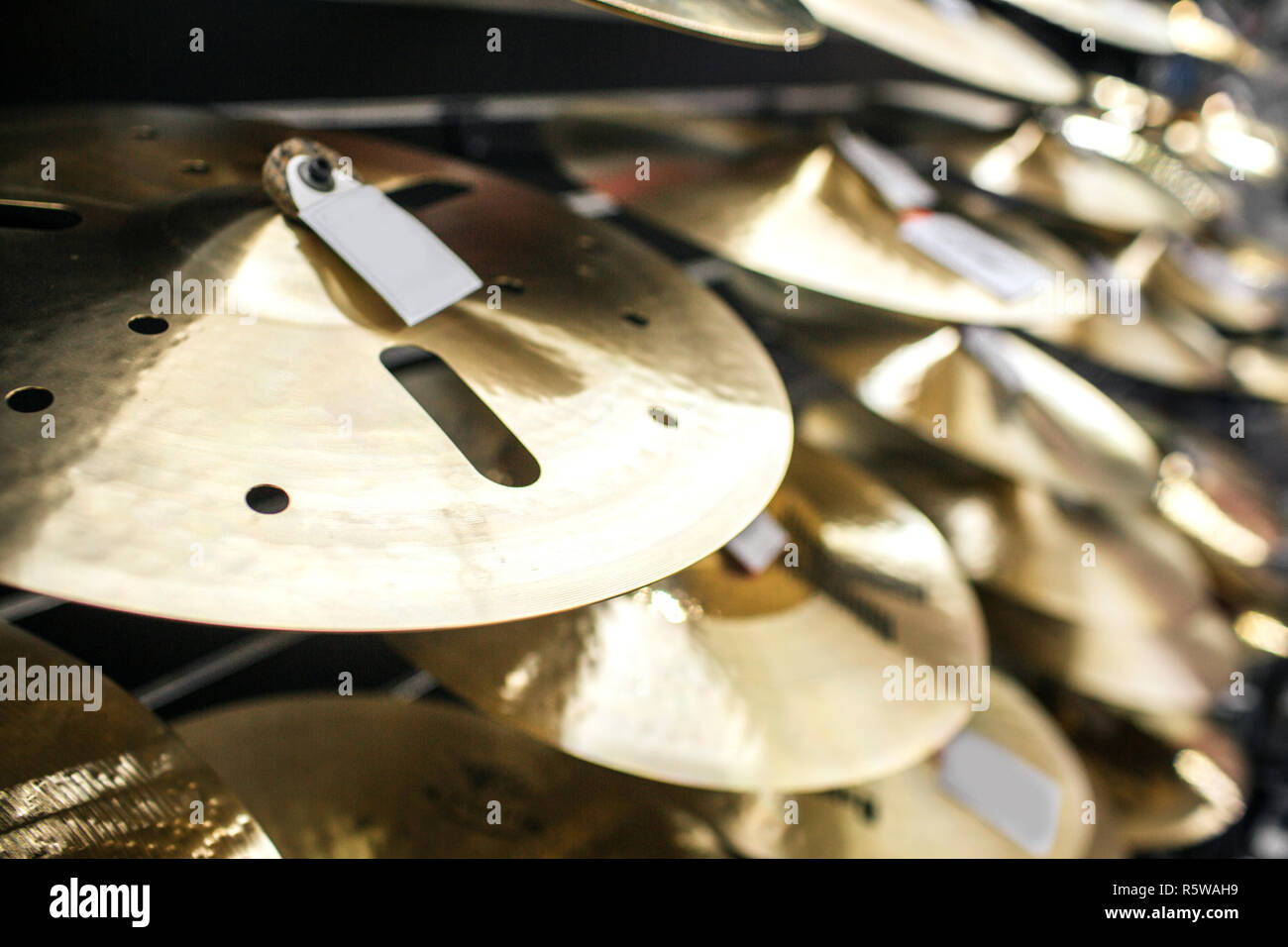 Close up de beaucoup de cymbale splash. Ils se tiennent les uns les autres Banque D'Images