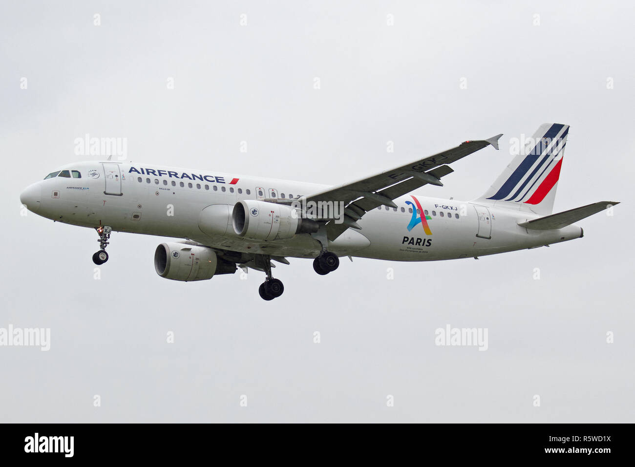 Air France Airbus A320-214 F-GKXJ l'atterrissage à l'aéroport Heathrow de Londres Banque D'Images