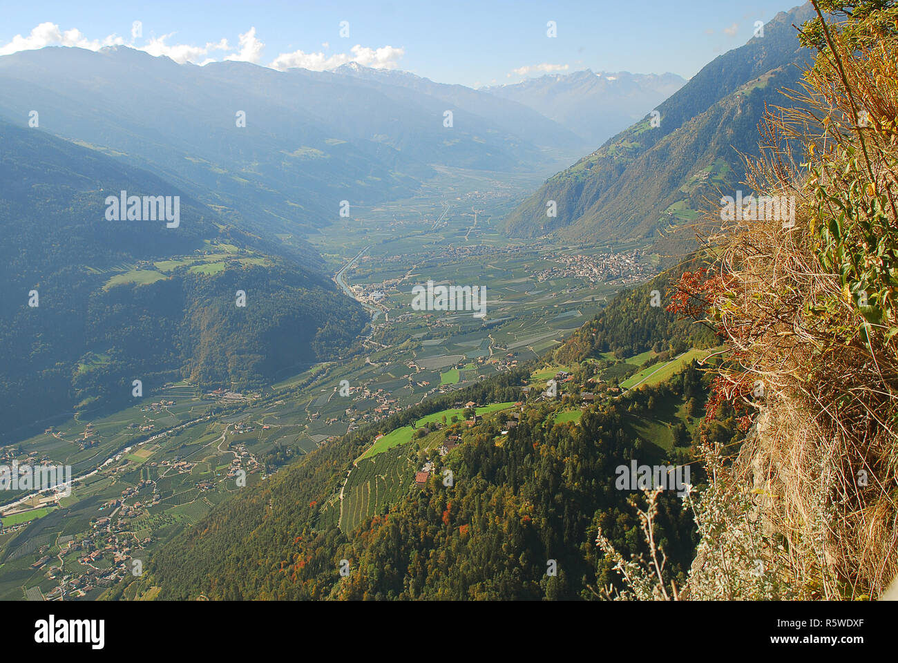 Vue panoramique sur les vallées et les montagnes (Texel) dans les Alpes italiennes debout à la station de téléphérique Hochmuth (Meran, le Tyrol du Sud, Italie) Banque D'Images
