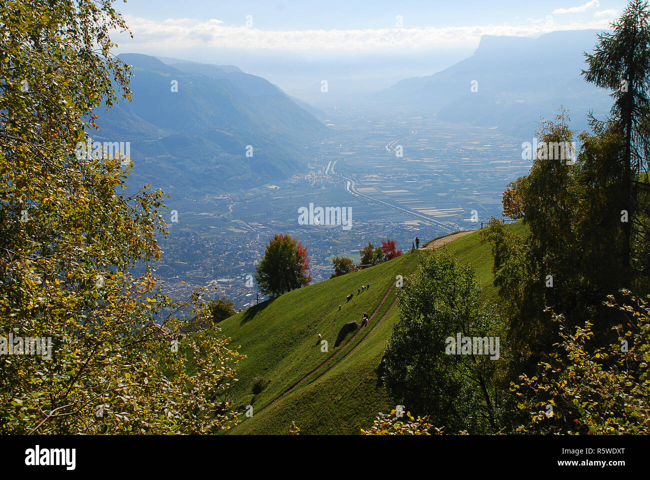Vue panoramique sur les vallées et les montagnes (Alpes Ortler) dans les Alpes italiennes debout à la station de téléphérique Hochmuth (Meran, le Tyrol du Sud, Italie) Banque D'Images
