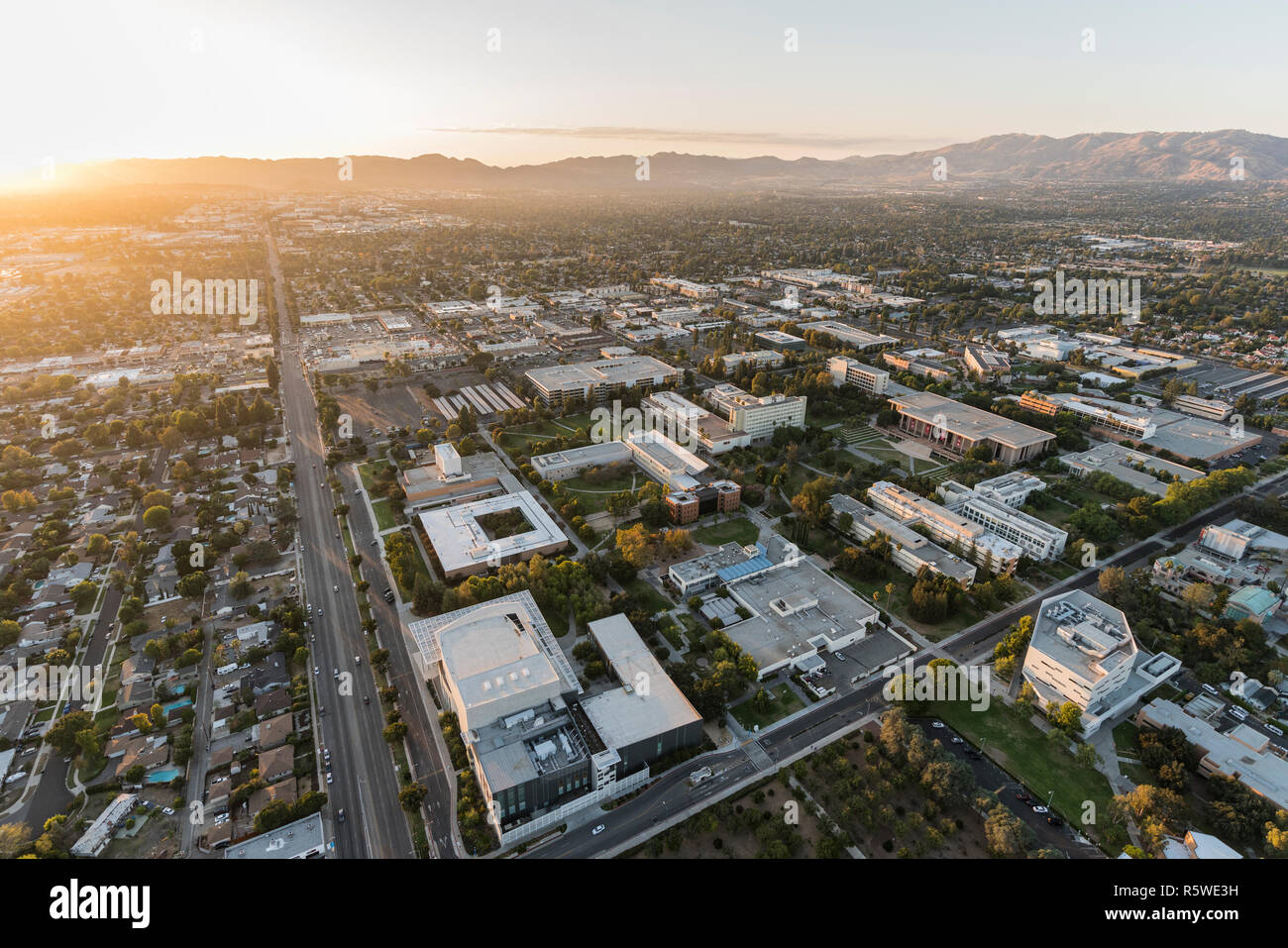 Los Angeles, Californie, USA - 21 octobre 2018 : vue du coucher de la California State University Northridge et campus Nordhoff Street dans le quartier de San F Banque D'Images