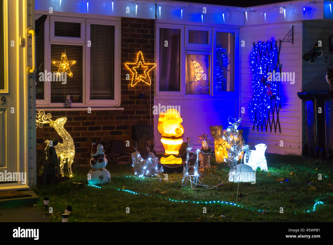 Une sélection de décorations de Noël lumineux et les lumières en dehors d'une maison. Banque D'Images