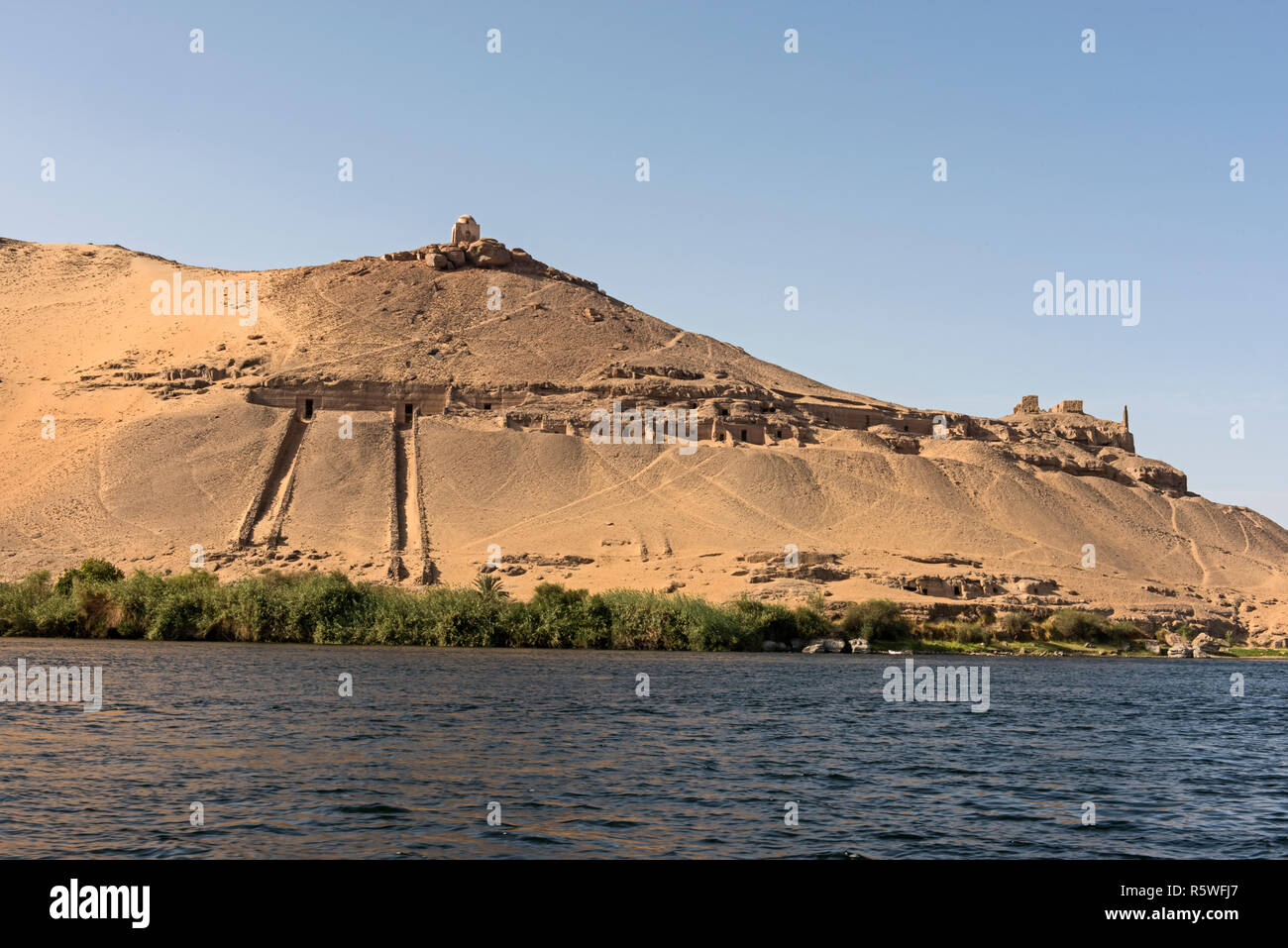 Vue depuis la rive du Nil de tombes de nobles mountain à Assouan Egypte Banque D'Images