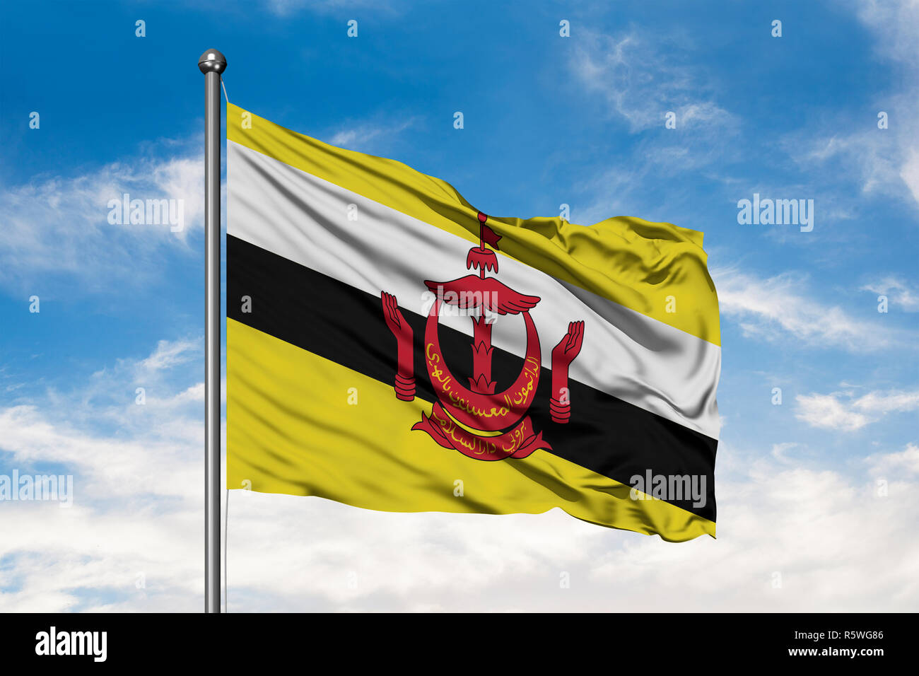 Pavillon de Brunei forme dans le vent contre blanc nuageux ciel bleu. Drapeau brunéien. Banque D'Images