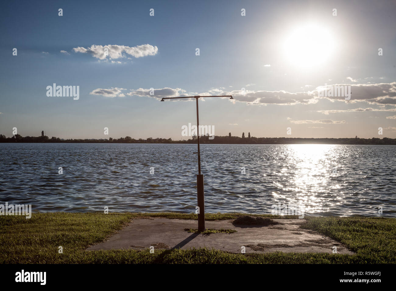 Douche rouillée sur une plage face à l'eau Bleu de lac Palic, à Subotica, Serbie, lors d'un coucher du soleil aussi connu comme Palicko Jezero, c'est l'un des th Banque D'Images