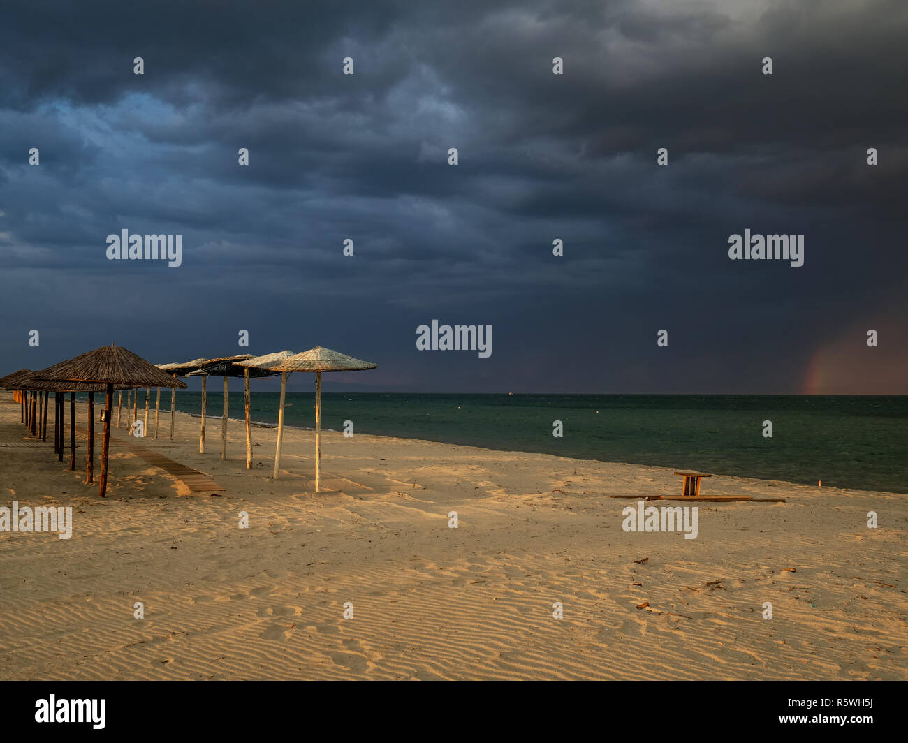 Arc-en-ciel sur la plage au coucher du soleil, la Grèce Banque D'Images