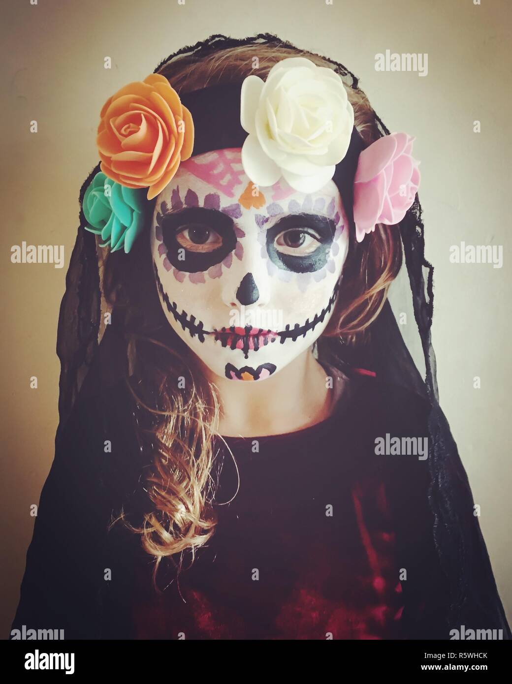 Portrait d'une fille avec crâne en sucre de cérémonie maquillage pour Halloween Banque D'Images