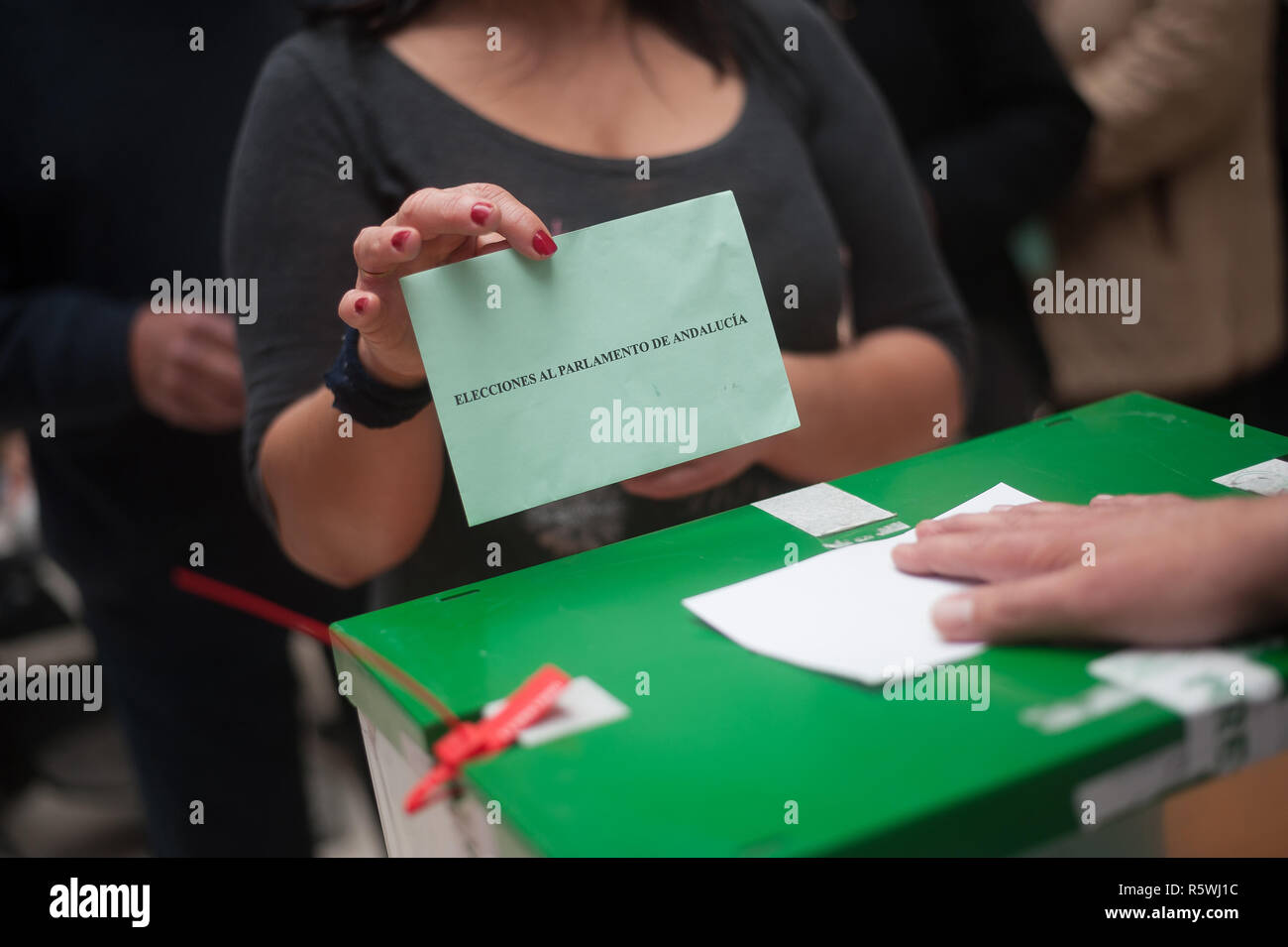 Une femme est titulaire d'un bulletin de vote avant le jette dans un bureau de vote pendant les élections régionales en Andalousie. Le vote en Andalousie, marquée par l'essor du parti de droite radicale espagnol VOX et son éventuelle entrée dans l'Andalousie avec le Parlement selon les derniers sondages, supposons que le premier test qui déterminera l'évolution future de la politique espagnole pour les élections générales en Espagne. Banque D'Images