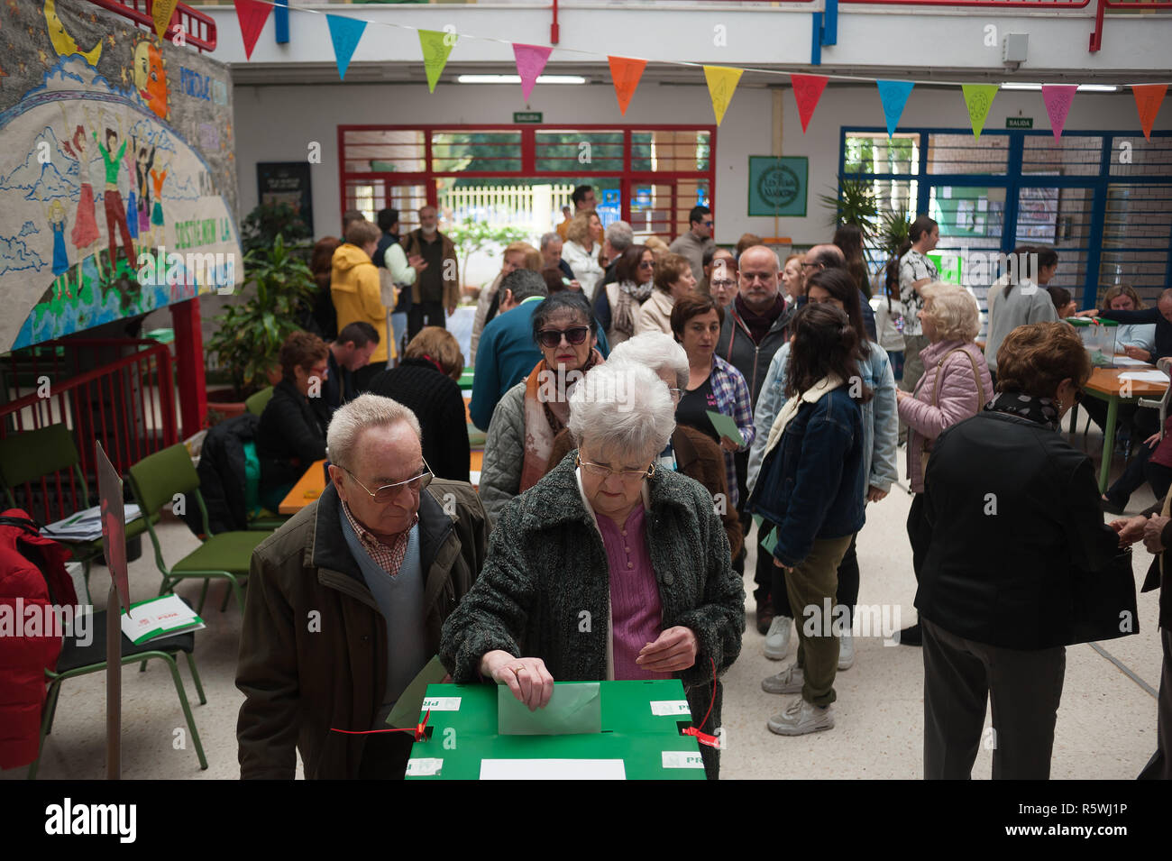 Une femme âgée est vu son casting voter à un bureau de vote pendant les élections régionales en Andalousie. Le vote en Andalousie, marquée par l'essor du parti de droite radicale espagnol VOX et son éventuelle entrée dans l'Andalousie avec le Parlement selon les derniers sondages, supposons que le premier test qui déterminera l'évolution future de la politique espagnole pour les élections générales en Espagne. Banque D'Images