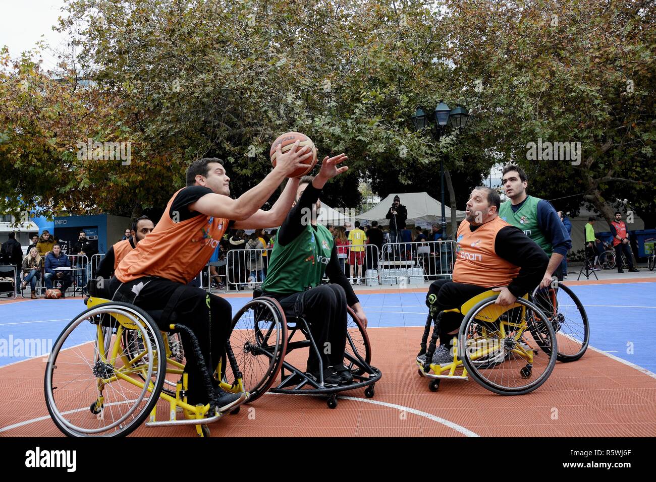 Vert et Rouge sont les joueurs de basket-ball en fauteuil roulant vu en action au cours de l'unprofessional tournoi qui a été organisé par la Fédération hellénique à la place Syntagma, en raison de la Journée mondiale des personnes handicapées. Banque D'Images