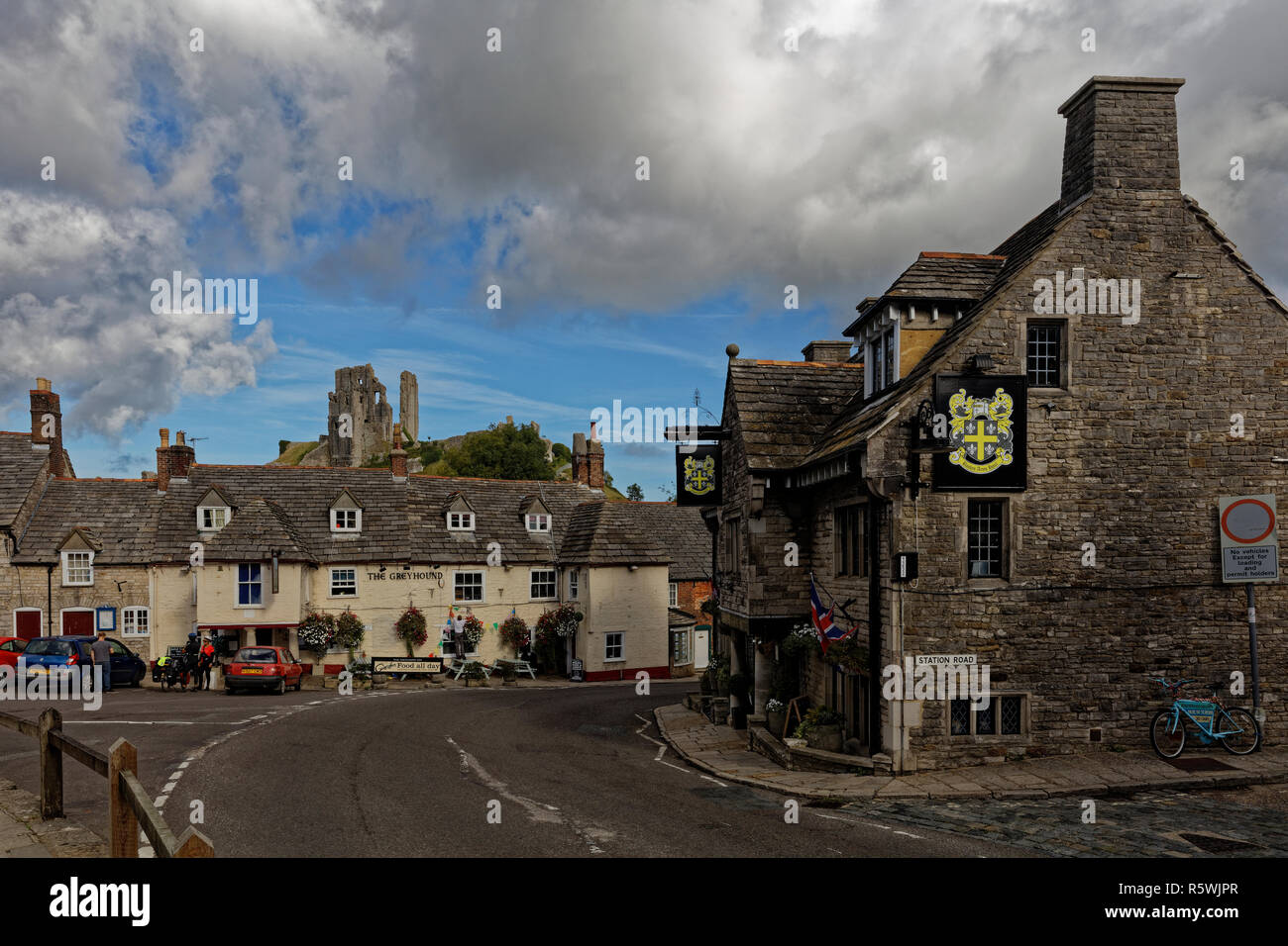 La route principale traversant Corfe Castle Village sur une journée tranquille Banque D'Images
