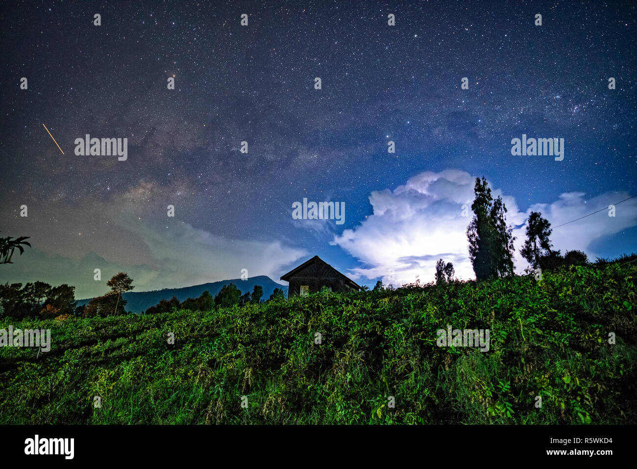 Voie Lactée plus ferme de pommes de terre, de Cemoro Lawang, Tengger Semeru National Park, Probolinggo, l'Est de Java, Indonésie Banque D'Images