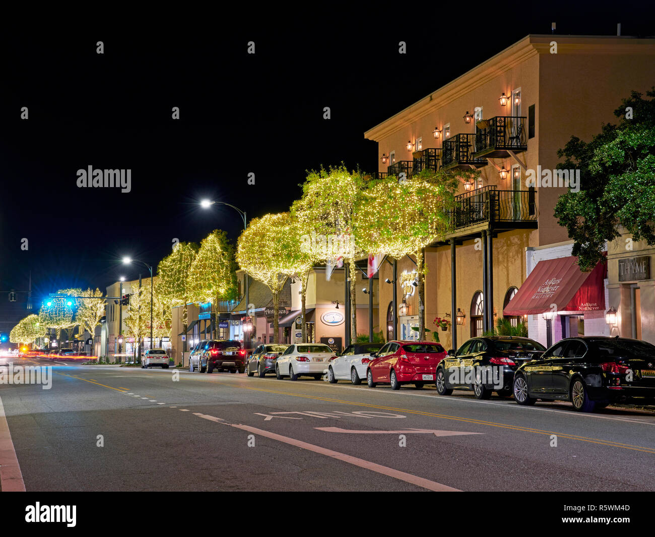 Hôtel Hampton Inn entrée extérieure avant la nuit avec des lumières de Noël dans les arbres dans la petite ville de Fairhope Alabama, Etats-Unis. Banque D'Images