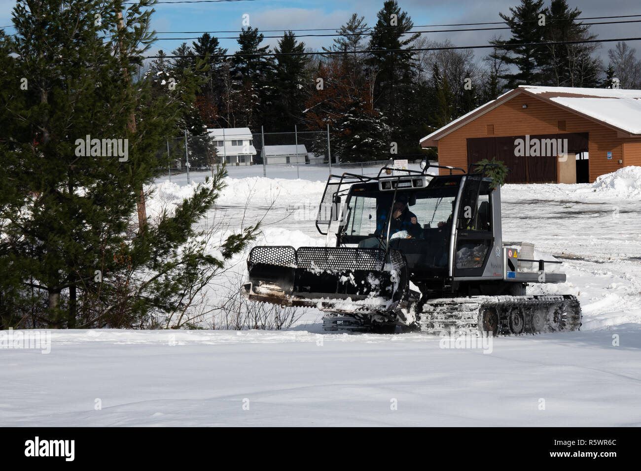 Une dameuse Prinoth Husky labourer un sentier de motoneige dans la région de spéculateur, NY USA Banque D'Images