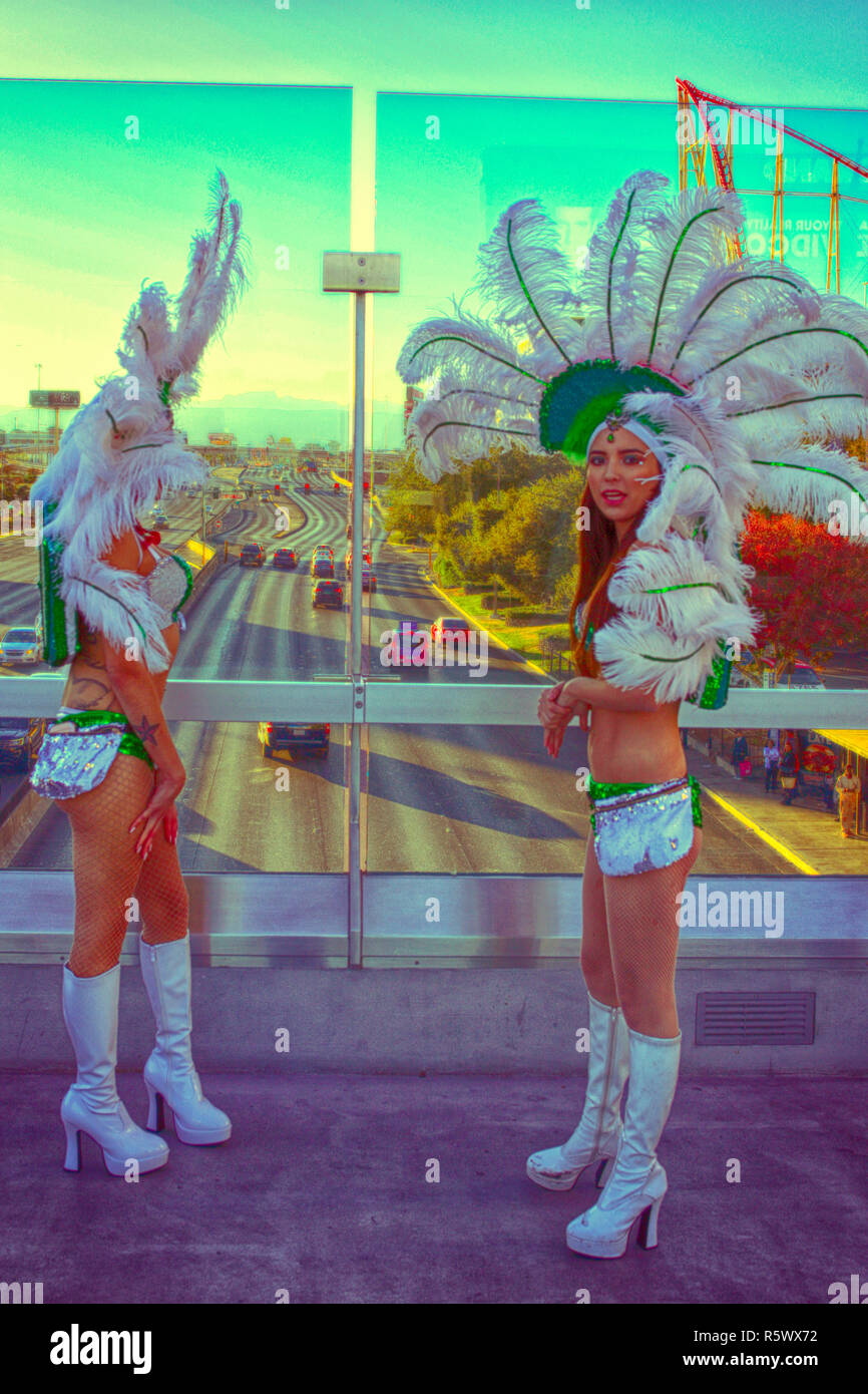 Showgirls portant des plumes et des tenues bien justes à Las Vegas, Nevada Banque D'Images