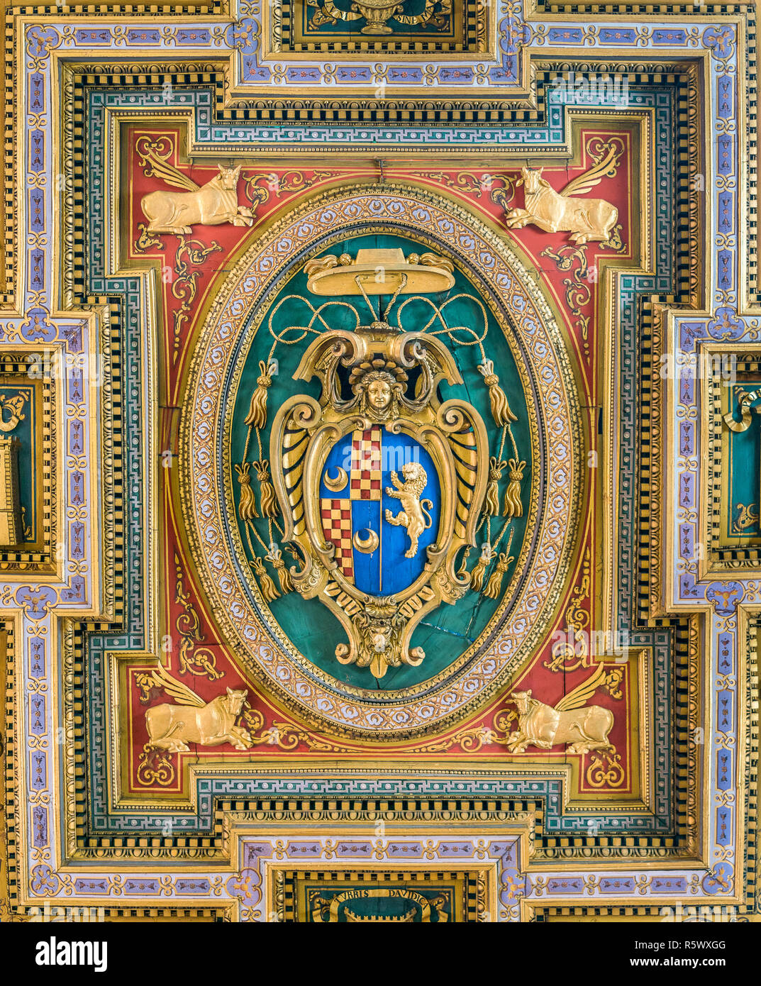 Armoiries du cardinal du plafond de l'église San Marcello al Corso. Rome, Italie. Banque D'Images