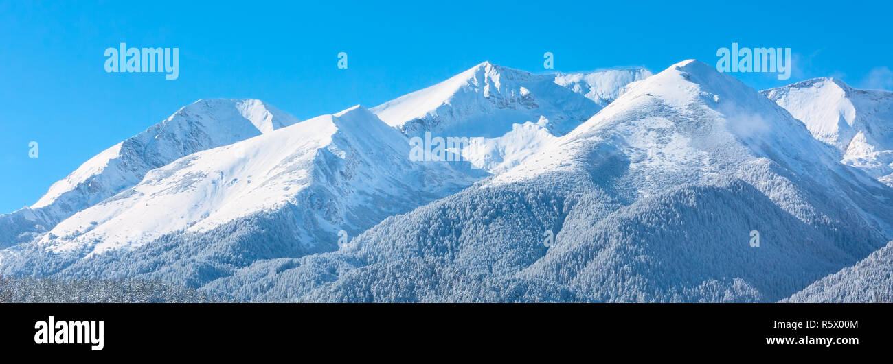 Voyage Vacances hiver fond panoramique de la nature avec vue sur les sommets couverts de neige et ciel bleu avec des nuages, gros plan, Pirin Bulgarie Banque D'Images