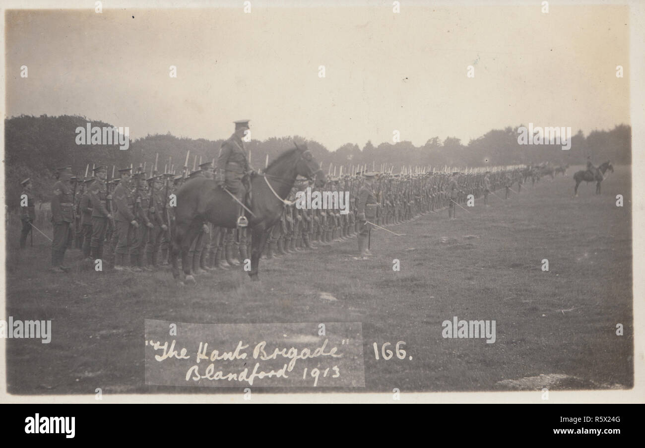 Vintage Carte postale photographique de soldats de l'armée britannique. L'Hampshire Brigade à Blandford en 1913. Banque D'Images