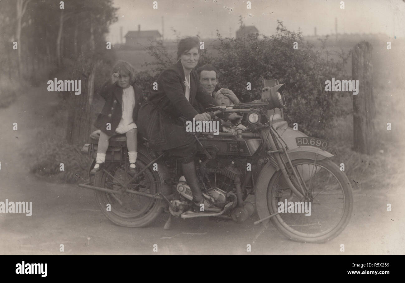 Vintage Carte postale photographique de la famille Perry assis sur une nouvelle moto d'Hudson et s'assit à l'intérieur du side-car. Banque D'Images