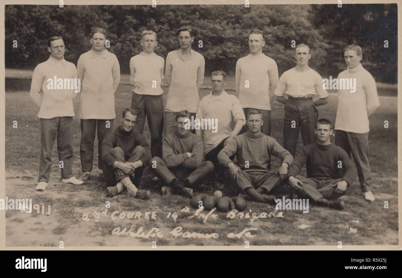 Vintage 1911 Carte postale photographique de soldats de l'armée britannique. 2ème cours de la 14e Brigade d'infanterie - jeux athlétiques Etc. Gants de boxe visible. Banque D'Images