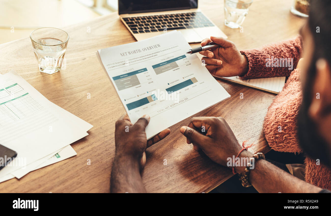 Gestionnaires effectuant une analyse de performance de l'entreprise dans le bureau. collègues d'affaires discutant du travail au bureau. Banque D'Images