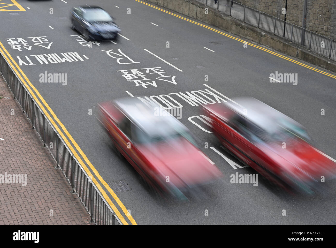 Des taxis rouges se précipitent à Kowloon, Hong Kong CN Banque D'Images