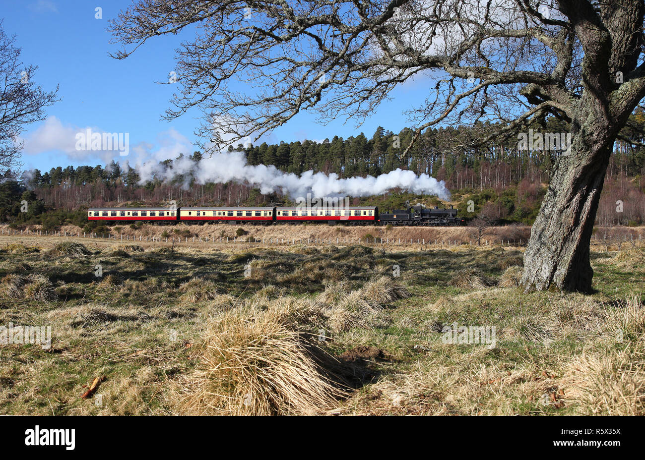 46512 chefs le long de la Strathspey railway à Croftnahaven sur l'approche de Broomhill. Banque D'Images