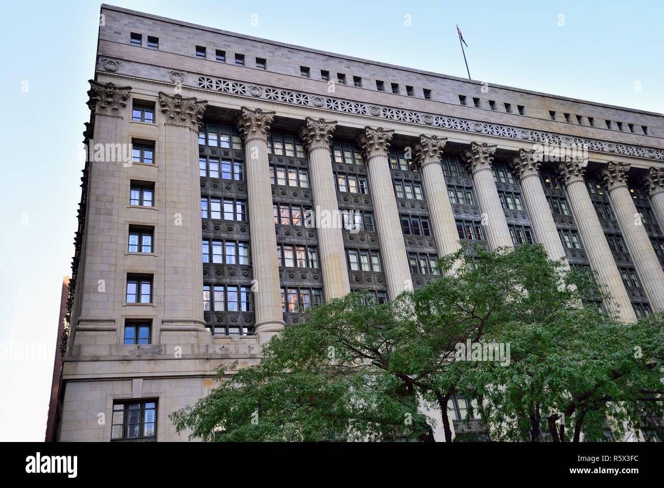 Chicago, Illinois, USA. Le Chicago City Hall occupant un bloc carré dans la ville's Loop. Le bâtiment date de 1911. Banque D'Images