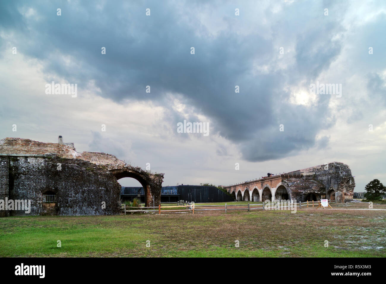 Vestiges du mur de Fort Pickens, Floride à la suite d'une explosion accidentelle en 1899. Banque D'Images