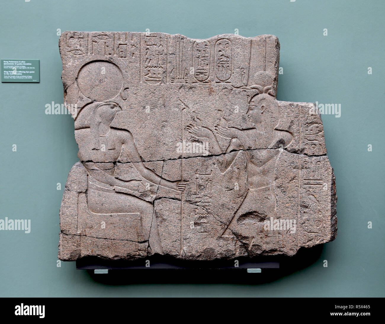 Le roi Ptolémée II offrant eye-peinture au dieu Horakhte. Temple d'Isis à Behbeit el-Hagar. Le règne de Ptolémée II (283-246 avant J.-C.). Banque D'Images