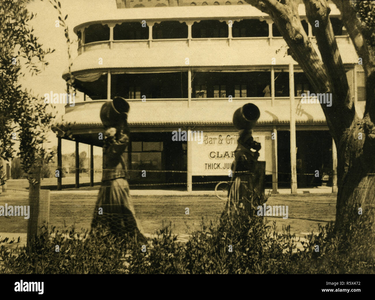 Les femmes autochtones avec Ollas en face de l'hôtel Adams original, Phoenix, Arizona Territoire ca 1900 Banque D'Images