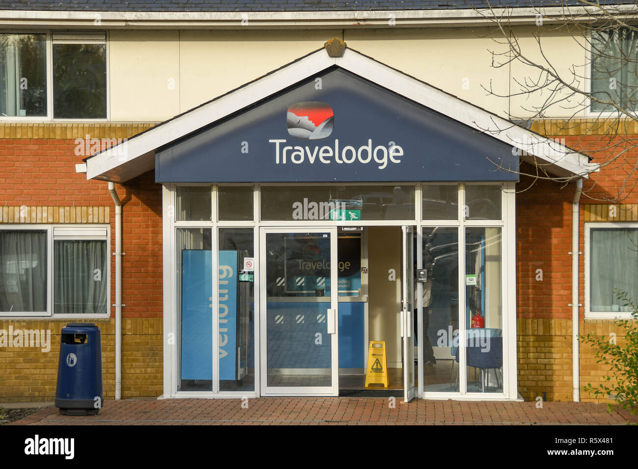 M4 SERVICES, LA LECTURE, L'ANGLETERRE - NOVEMBRE 2018 : Entrée de l'hôtel Travelodge au m4 près de la station de lecture. Banque D'Images