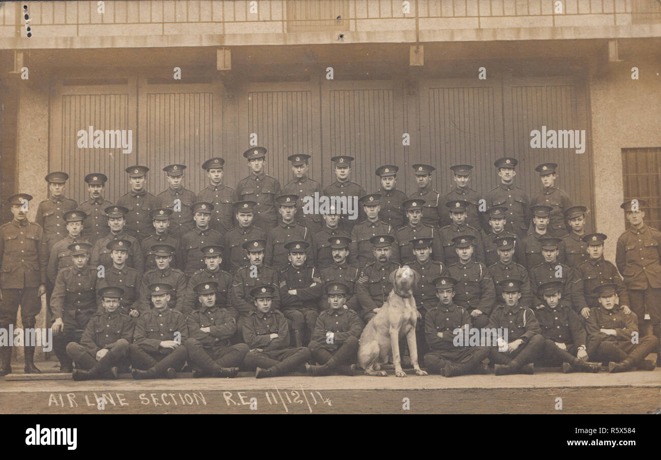 * Vintage Carte postale photographique de WW1 Soldats de l'armée britannique. La section de ligne aérienne, Royal Engineers, 11 décembre 1914. Mascotte Chien Dogue Allemand. Banque D'Images