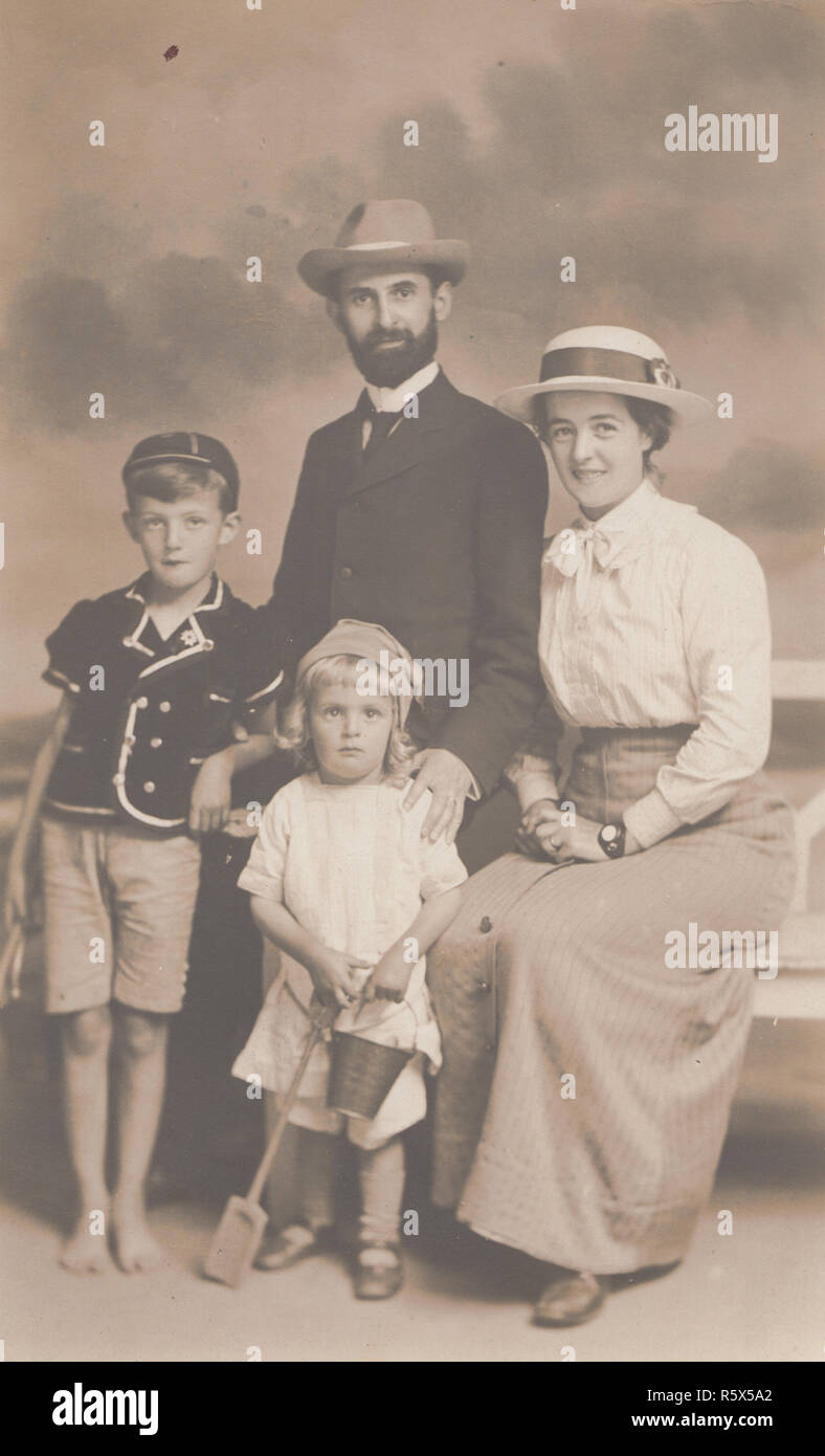 * Vintage Mablethorpe, Lincolnshire du vrai Carte postale photographique d'un portrait de famille prises à la mer en 1914. Banque D'Images