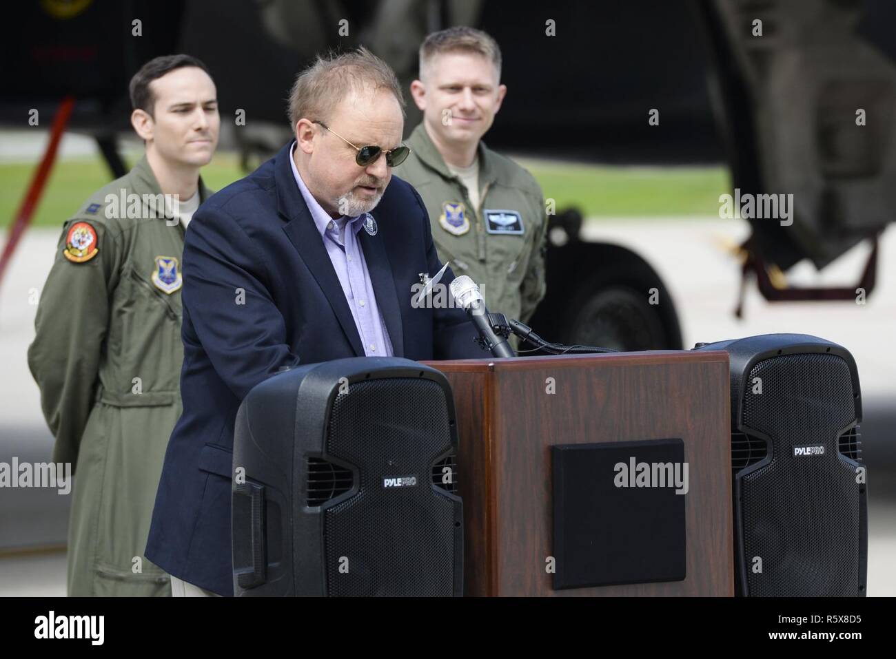 M. Jeff Thatcher, fils de l'Organisation mondiale de la rupture de la Seconde Guerre Canard ingénieur de vol, le s.. Jeff Thatcher, partage son père souvenirs transmis lors d'une cérémonie de dévoilement de la rupture d'une nouvelle oeuvre, canard, 17 avril 2017 à Wright-Patterson Air Force Base, Ohio. En plus de l'inauguration, le B-1 avion a également été baptisé par la famille Thatcher. Banque D'Images