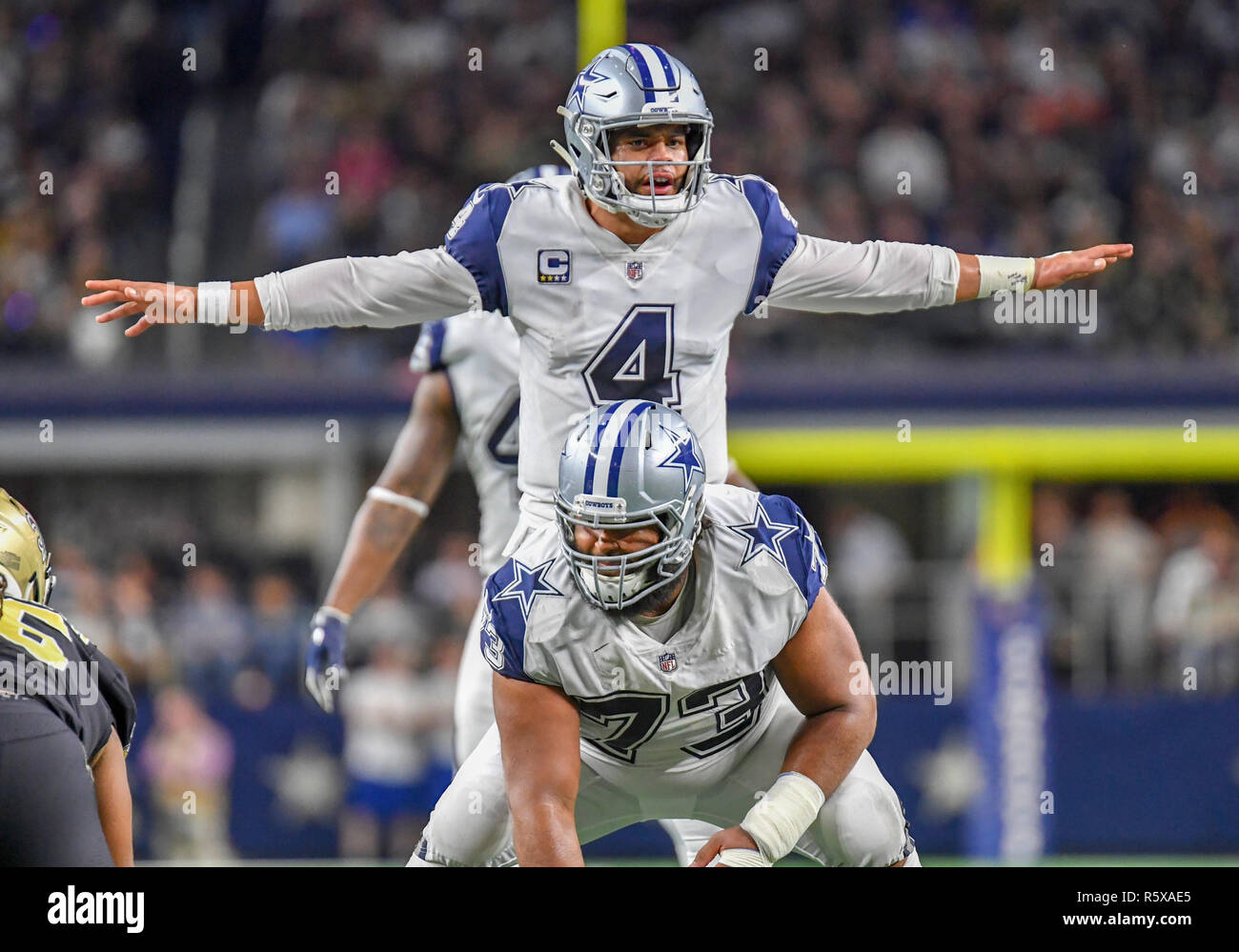 29 novembre 2018 : Dallas Cowboys quarterback Dak Prescott # 4 lors d'un jeudi  soir le football NFL match entre les New Orleans Saints et les Cowboys de  Dallas à AT&T Stadium