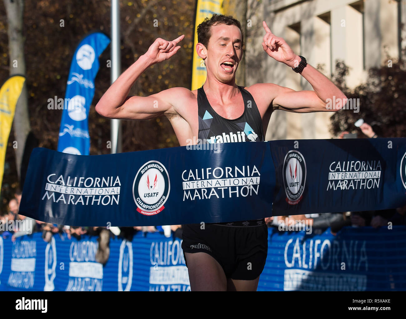 Sacramento, CA, USA. 2 Décembre, 2018. Vainqueur de Brogan Austin célèbre comme il franchit la ligne d'arrivée lors de la Californie International Marathon le Dimanche, Décembre 2, 2018 à Sacramento. Crédit : Paul Kitagaki Jr./ZUMA/Alamy Fil Live News Banque D'Images