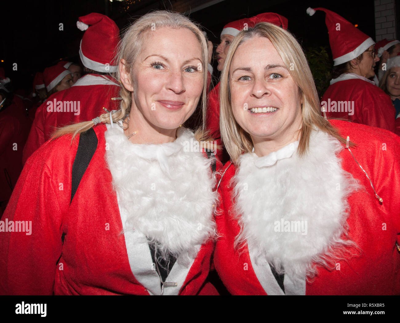 Cork, Irlande. 07 Décembre, 2018. Barbra McDonagh et Karyn Allen qui a pris part à la Santa cycle afin de recueillir des fonds pour l'appui médical group tout droit qui fournit un soutien et une intervention chirurgicale, l'équipement médical pour les enfants atteints d'affections orthopédiques à Cork, Irlande. Crédit : David Creedon/Alamy Live News Banque D'Images