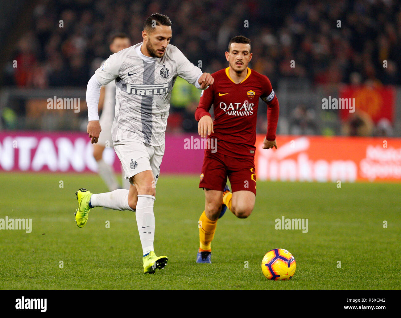 Rome, Italie. 2 Décembre, 2018. L'Inter Danilo D'Ambrosio, gauche, est chassé par Roma's Alessandro Florenzi durant la série un match de football entre les Roms et au Stade Olympique. Credit : METTRE À JOUR LES IMAGES/ Alamy Live News Banque D'Images