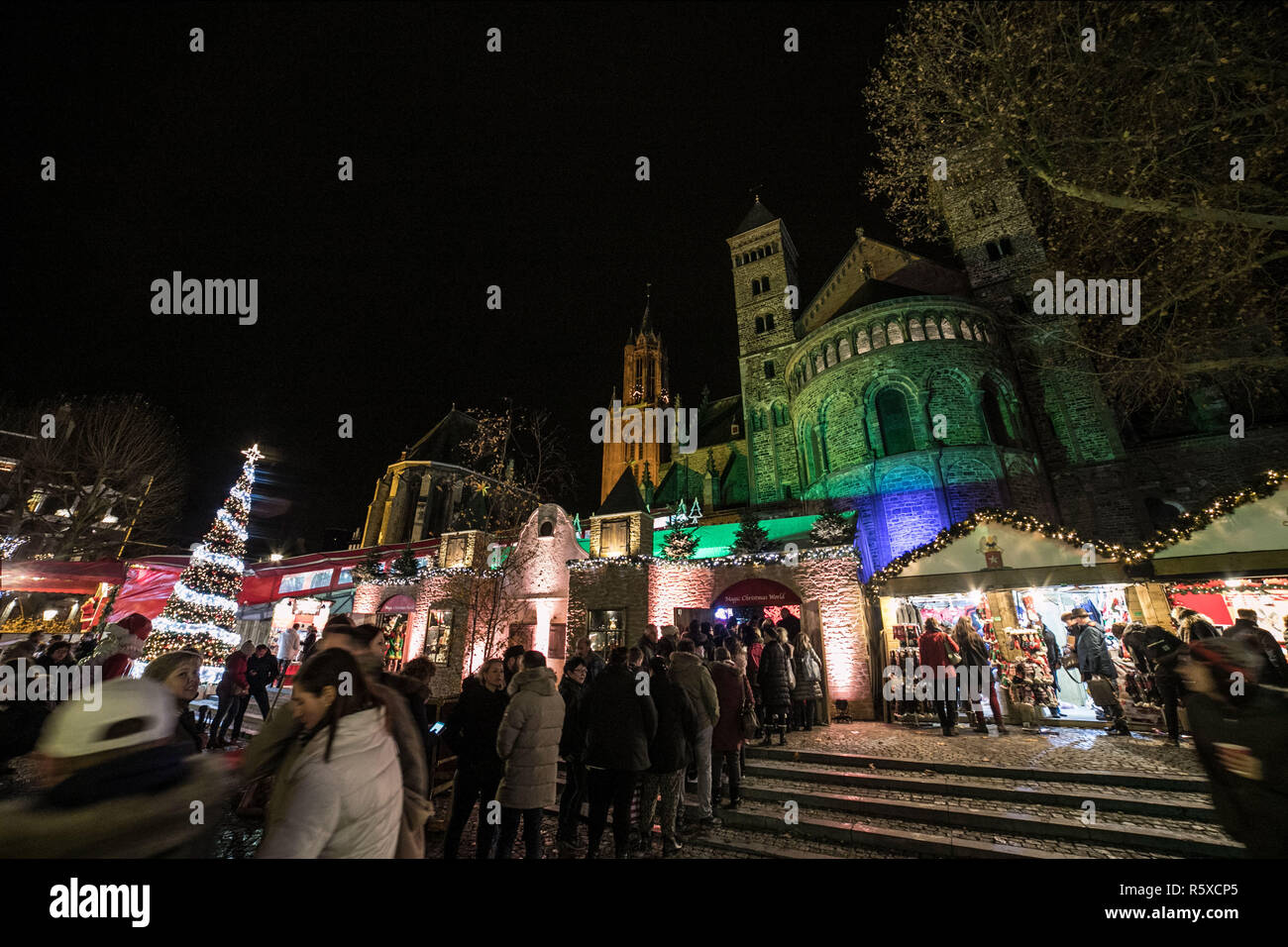 Aux Pays-Bas. 1er décembre 2018. Les lumières de Noël et décorations vu à la magie du marché de Noël 2018 de Maastricht en Maastricht ville des Pays-Bas est un marché de Noël avec beaucoup d'événements, petits magasins, GlÃ¼hwein ou bougie vin chaud, les lumières dans les arbres, carrousel, patinoire, Santa's house, glisser et un Ferris dans une ambiance festive qui attirent beaucoup de visiteurs en provenance des Pays-Bas, l'Allemagne et plus loin. Elle a lieu du 1er décembre au 31 décembre 2018. Crédit : Nicolas Economou SOPA/Images/ZUMA/Alamy Fil Live News Banque D'Images