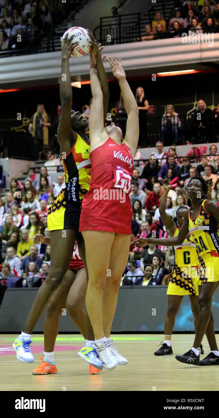 Londres, Royaume-Uni. 2 Décembre, 2018. La vitalité de la série International Netball match entre l'Angleterre et l'Ouganda à la boîte de cuivre Arena le 2 décembre 2018 à Londres, Angleterre, RU Credit : Grant Burton/Alamy Live News Banque D'Images