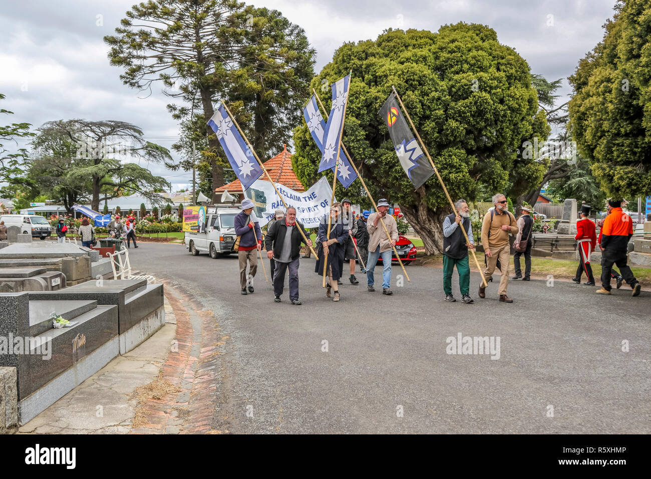 Vieux cimetière de Ballarat, Ballarat, Victoria, Australie. 19Th Mar 2018. La marche sur l'Eureka diggers de sépulture par le récupérer de l'esprit radical de la révolte d'Eureka de la campagne de l'Institut des médias de l'anarchiste. Credit : brett keating/Alamy Live News Banque D'Images