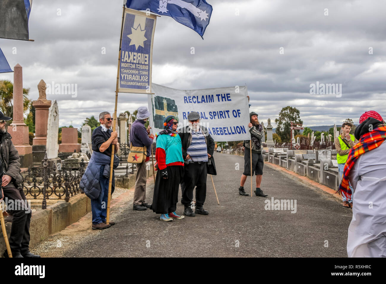Vieux cimetière de Ballarat, Ballarat, Victoria, Australie. 19Th Mar 2018. La marche sur l'Eureka diggers de sépulture par le récupérer de l'esprit radical de la révolte d'Eureka de la campagne de l'Institut des médias de l'anarchiste. Credit : brett keating/Alamy Live News Banque D'Images