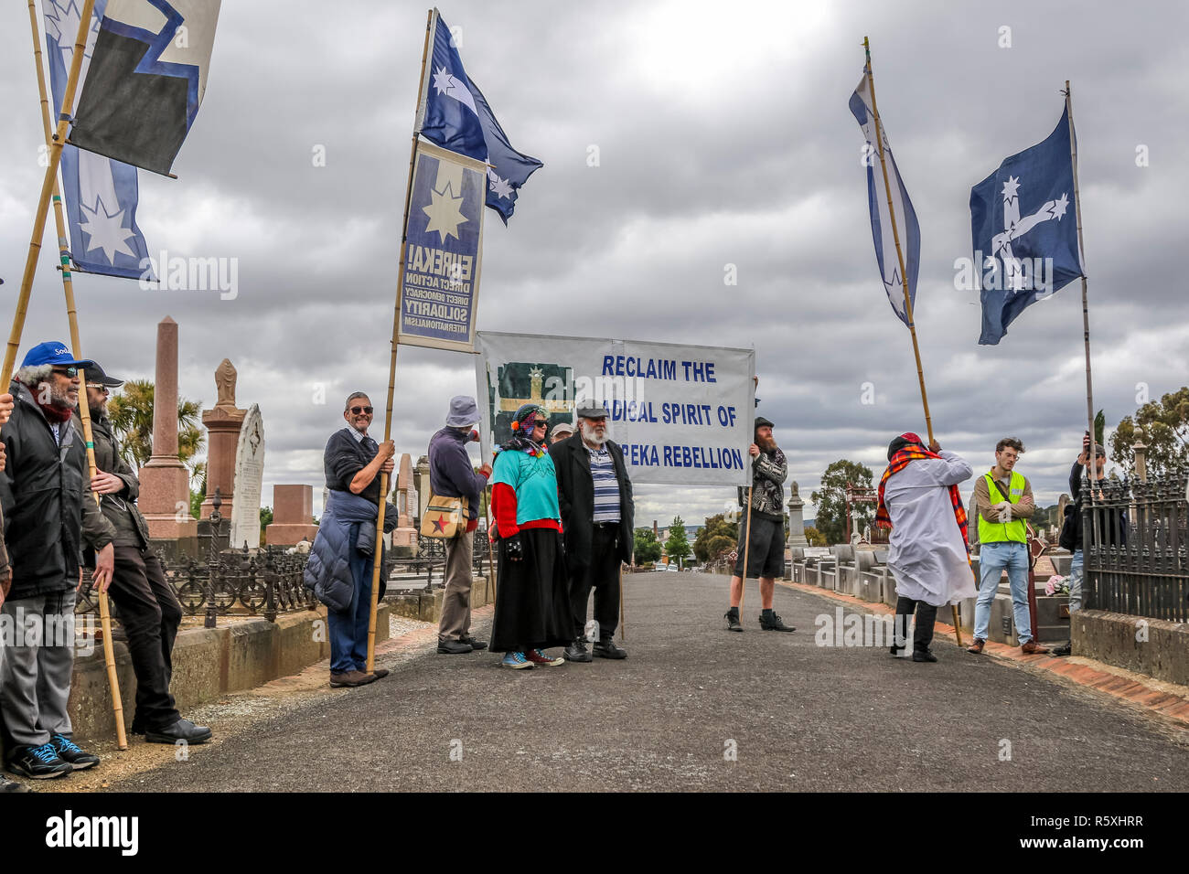 Vieux cimetière de Ballarat, Ballarat, Victoria, Australie. 19Th Mar 2018. La marche sur l'Eureka diggers de sépulture par le récupérer de l'esprit radical de la révolte d'Eureka de la campagne de l'Institut des médias de l'anarchiste. Credit : brett keating/Alamy Live News Banque D'Images